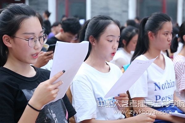 中影人播音主持學(xué)院正在練習(xí)播音稿