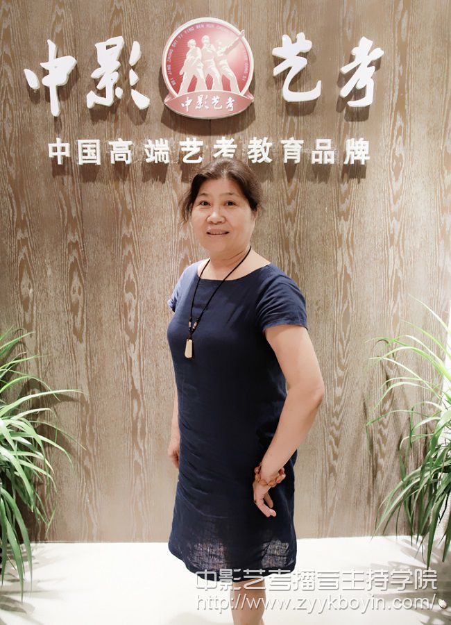 北京人民廣播電臺(tái)主任播音員 徐雯_700.jpg